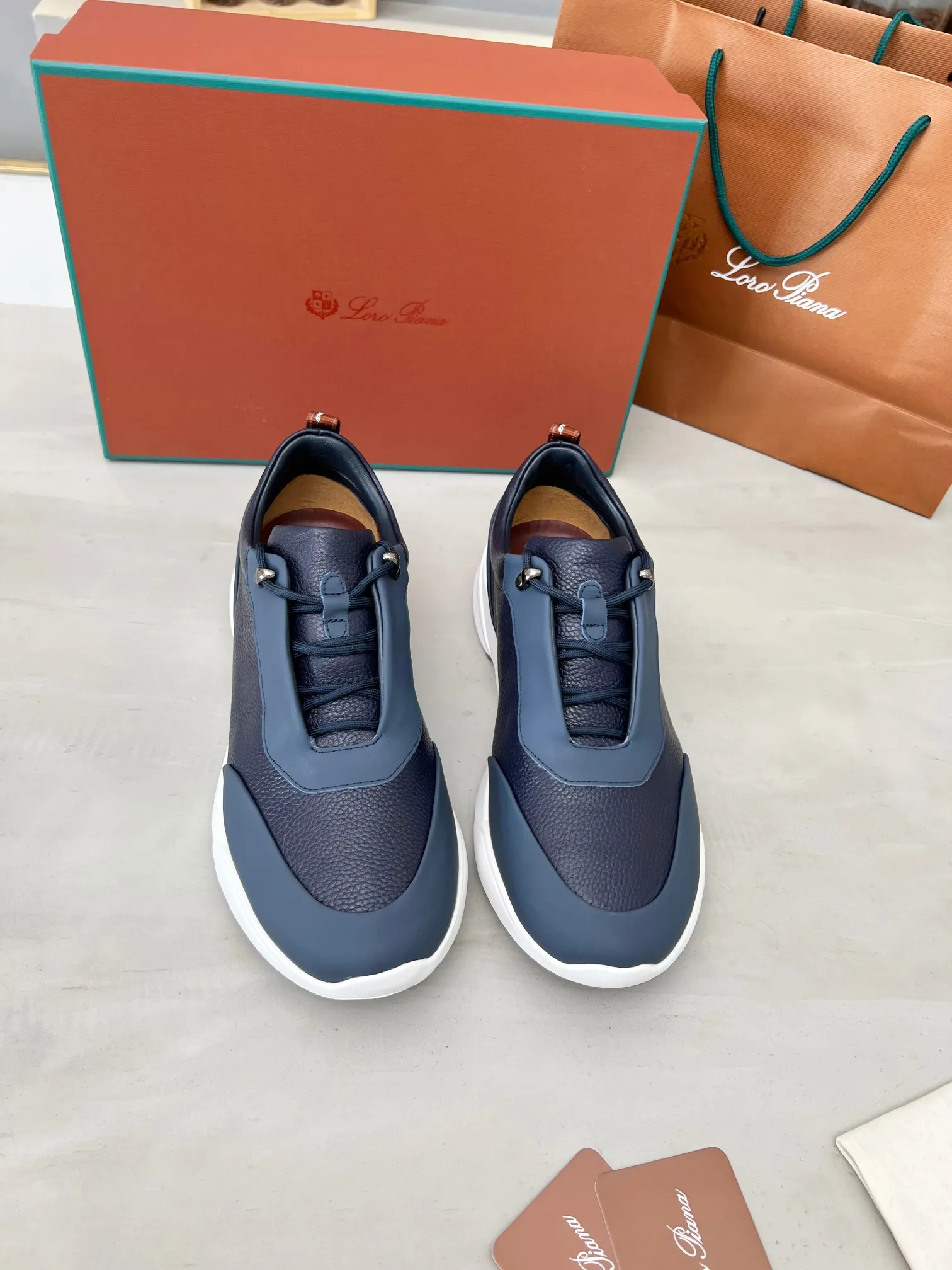Men's shoes 💰660 🧚‍♂️Loro Piana*👉Top genuine grade👉Buy the original 1:1 copy💯💯💯 Founded the existing Loro Piana company on April 24, 1924. It is now the sixth generation of family business, providing top-quality products to customers who are discerning about taste and quality. ❤️ Imported silk calfskin and South Korean natural cowhide. The interior is made of imported A-grade water-dyed cowhide. 💯💯💯 Original molded base. 💯Authentic packaging code number: 39-46